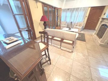 Chalet 1 planta 4 ambientes, gran parque. Olivos.