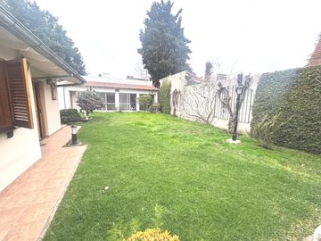 Chalet 1 planta 4 ambientes, gran parque. Olivos.