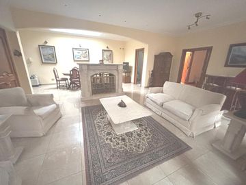 Chalet 1 planta 4 ambientes, gran parque. Olivos.