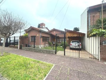 Chalet 1 planta 4 ambientes, gran parque. Olivos.