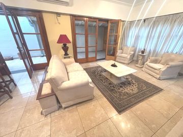 Chalet 1 planta 4 ambientes, gran parque. Olivos.