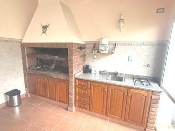 Chalet 1 planta 4 ambientes, gran parque. Olivos.