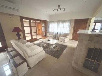 Chalet 1 planta 4 ambientes, gran parque. Olivos.