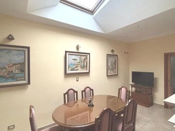 Chalet 1 planta 4 ambientes, gran parque. Olivos.