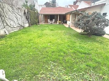 Chalet 1 planta 4 ambientes, gran parque. Olivos.
