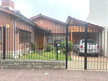 Chalet 1 planta 4 ambientes, gran parque. Olivos.