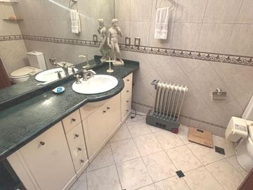 Chalet 1 planta 4 ambientes, gran parque. Olivos.