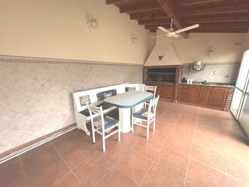 Chalet 1 planta 4 ambientes, gran parque. Olivos.