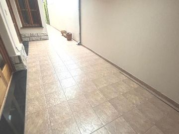 Chalet 1 planta 4 ambientes, gran parque. Olivos.