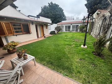 Chalet 1 planta 4 ambientes, gran parque. Olivos.