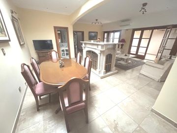 Chalet 1 planta 4 ambientes, gran parque. Olivos.