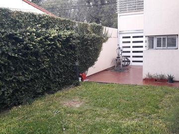 REGIMIENTO 11 AL 600 - VENTA CASA 2 DORMITORIOS CON COCHERA EN ROSARIO