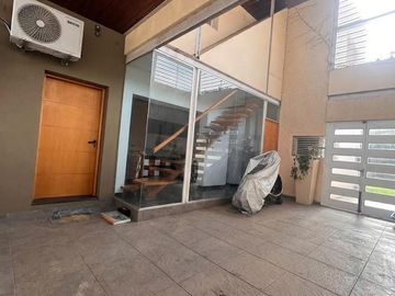 REGIMIENTO 11 AL 600 - VENTA CASA 2 DORMITORIOS CON COCHERA EN ROSARIO