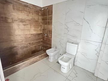 Venta Departamento Piso 4 Ambientes, 2 Cocheras, Lanús.