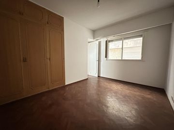 Semipiso de 3 dormitorios. Amplísimo, luminoso, balcón al frente. Cochera a 2 cuadras