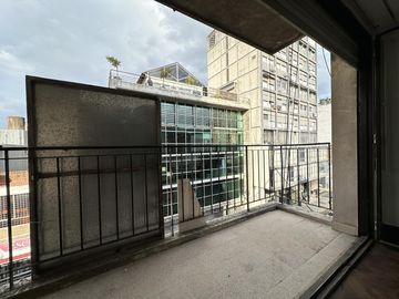 Semipiso de 3 dormitorios. Amplísimo, luminoso, balcón al frente. Cochera a 2 cuadras