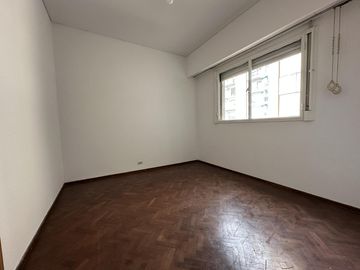 Semipiso de 3 dormitorios. Amplísimo, luminoso, balcón al frente. Cochera a 2 cuadras