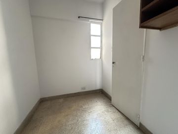 Semipiso de 3 dormitorios. Amplísimo, luminoso, balcón al frente. Cochera a 2 cuadras