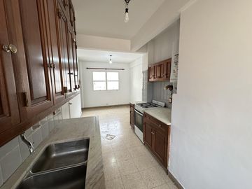 Semipiso de 3 dormitorios. Amplísimo, luminoso, balcón al frente. Cochera a 2 cuadras