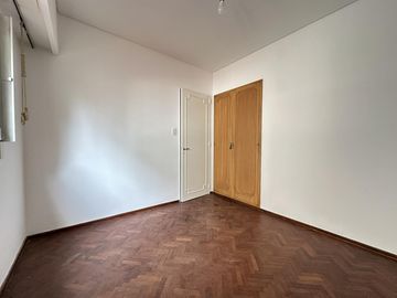 Semipiso de 3 dormitorios. Amplísimo, luminoso, balcón al frente. Cochera a 2 cuadras