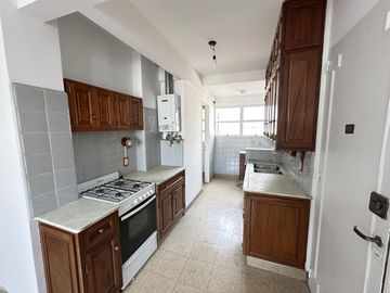 Semipiso de 3 dormitorios. Amplísimo, luminoso, balcón al frente. Cochera a 2 cuadras
