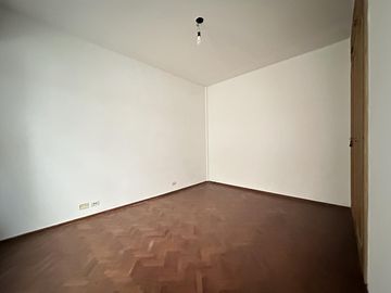 Semipiso de 3 dormitorios. Amplísimo, luminoso, balcón al frente. Cochera a 2 cuadras
