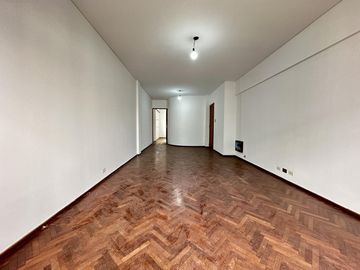 Semipiso de 3 dormitorios. Amplísimo, luminoso, balcón al frente. Cochera a 2 cuadras