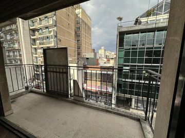 Semipiso de 3 dormitorios. Amplísimo, luminoso, balcón al frente. Cochera a 2 cuadras