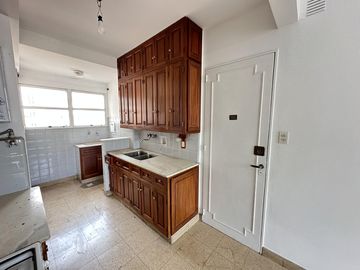 Semipiso de 3 dormitorios. Amplísimo, luminoso, balcón al frente. Cochera a 2 cuadras
