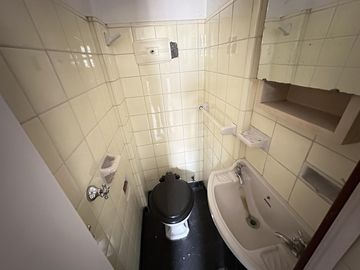 Semipiso de 3 dormitorios. Amplísimo, luminoso, balcón al frente. Cochera a 2 cuadras