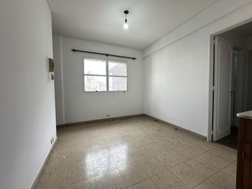 Semipiso de 3 dormitorios. Amplísimo, luminoso, balcón al frente. Cochera a 2 cuadras
