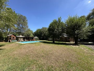 Casa Quinta en Venta de 3 dorm. Gran parque verde con pileta y quincho. Los Cardales, Santa Brigida