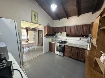 Casa Quinta en Venta de 3 dorm. Gran parque verde con pileta y quincho. Los Cardales, Santa Brigida