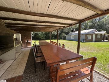 Casa Quinta en Venta de 3 dorm. Gran parque verde con pileta y quincho. Los Cardales, Santa Brigida