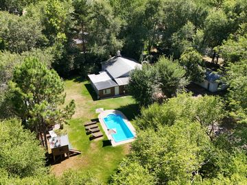 Casa Quinta en Venta de 3 dorm. Gran parque verde con pileta y quincho. Los Cardales, Santa Brigida