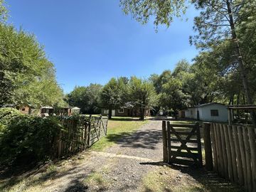 Casa Quinta en Venta de 3 dorm. Gran parque verde con pileta y quincho. Los Cardales, Santa Brigida