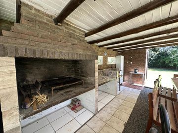 Casa Quinta en Venta de 3 dorm. Gran parque verde con pileta y quincho. Los Cardales, Santa Brigida