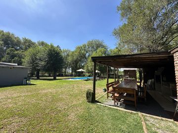 Casa Quinta en Venta de 3 dorm. Gran parque verde con pileta y quincho. Los Cardales, Santa Brigida