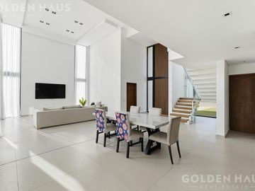 Casa en venta con piscina y 3 dormitorios en suite en Valdevez