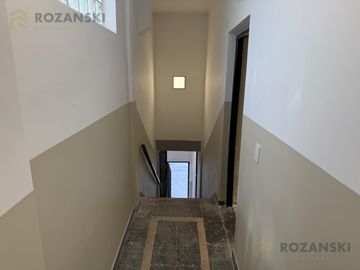 VENTA. GALPON RECICLADO A NUEVO. OFICINAS Y ESTACIONAMIENTO.