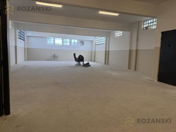 VENTA. GALPON RECICLADO A NUEVO. OFICINAS Y ESTACIONAMIENTO.