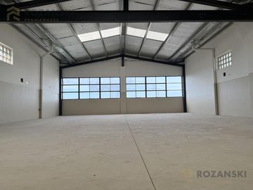 VENTA. GALPON RECICLADO A NUEVO. OFICINAS Y ESTACIONAMIENTO.