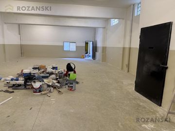VENTA. GALPON RECICLADO A NUEVO. OFICINAS Y ESTACIONAMIENTO.