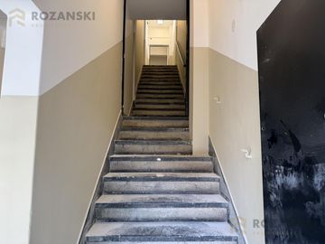 VENTA. GALPON RECICLADO A NUEVO. OFICINAS Y ESTACIONAMIENTO.