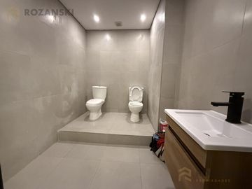 VENTA. GALPON RECICLADO A NUEVO. OFICINAS Y ESTACIONAMIENTO.