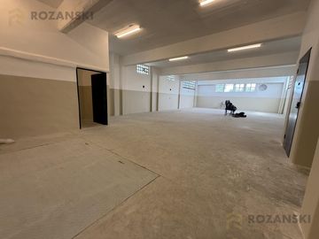 VENTA. GALPON RECICLADO A NUEVO. OFICINAS Y ESTACIONAMIENTO.