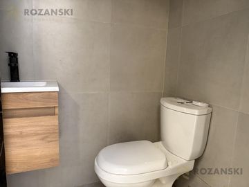 VENTA. GALPON RECICLADO A NUEVO. OFICINAS Y ESTACIONAMIENTO.