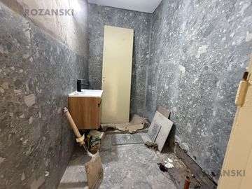 VENTA. GALPON RECICLADO A NUEVO. OFICINAS Y ESTACIONAMIENTO.