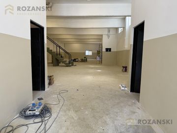 VENTA. GALPON RECICLADO A NUEVO. OFICINAS Y ESTACIONAMIENTO.