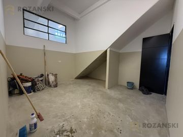 VENTA. GALPON RECICLADO A NUEVO. OFICINAS Y ESTACIONAMIENTO.